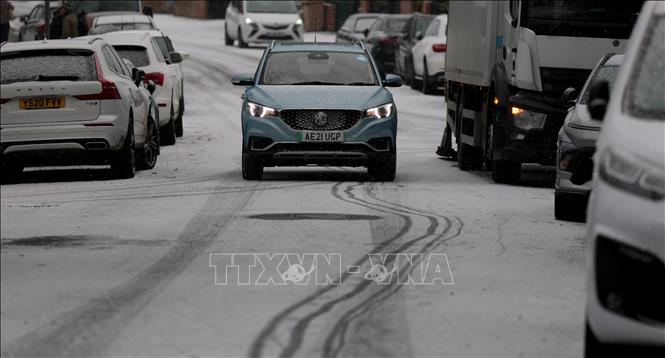 Tuyết phủ trắng mặt đường tại London, Anh. Ảnh: THX/TTXVN