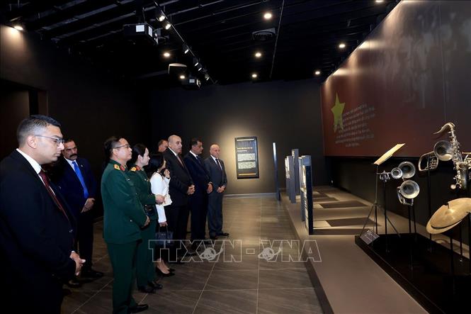 Chủ tịch Hạ viện Jordan Mazen Turki El Qadi thăm Bảo tàng Lịch sử Quân sự Việt Nam. Ảnh: Tuấn Anh - TTXVN