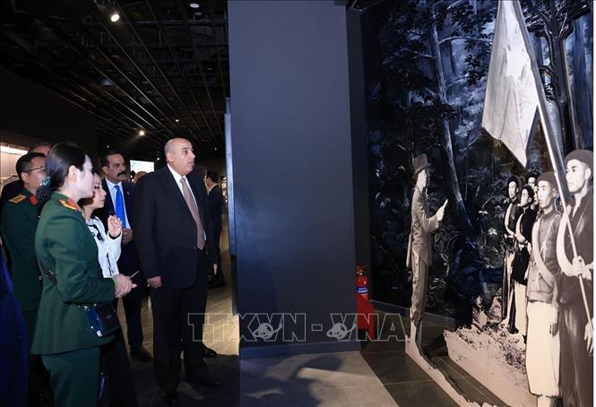 Chủ tịch Hạ viện Jordan Mazen Turki El Qadi tham quan các gian trưng bày tại Bảo tàng Lịch sử Quân sự Việt Nam. Ảnh: Tuấn Anh - TTXVN