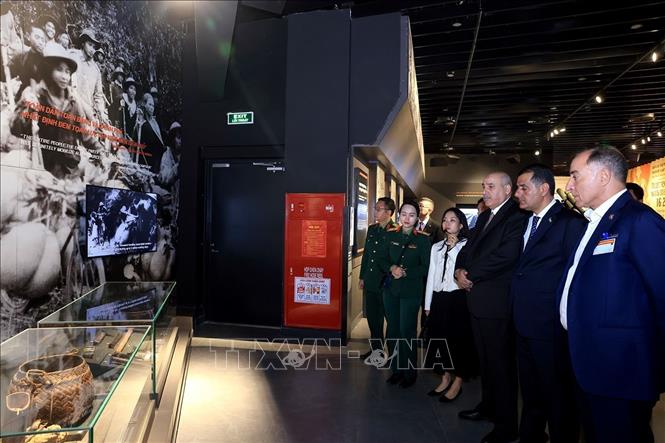 Chủ tịch Hạ viện Jordan Mazen Turki El Qadi tham quan các khu trưng bày tại Bảo tàng Lịch sử Quân sự Việt Nam. Ảnh: Tuấn Anh - TTXVN