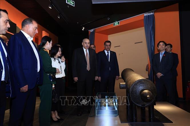Chủ tịch Hạ viện Jordan Mazen Turki El Qadi tham quan các khu trưng bày tại Bảo tàng Lịch sử Quân sự Việt Nam. Ảnh: Tuấn Anh - TTXVN