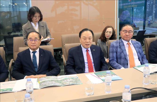 Đoàn công tác Phòng Thương mại và Công nghiệp tỉnh Gyeonggi tại buổi làm việc. Ảnh: Nguyễn Thảo - TTXVN