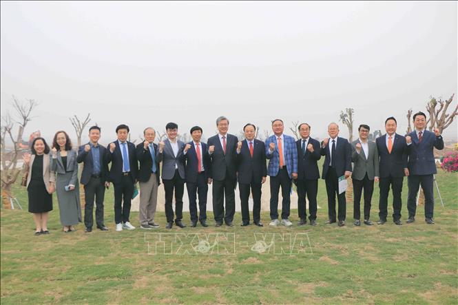 Đoàn công tác Phòng Thương mại và Công nghiệp tỉnh Gyeonggi (Hàn Quốc) tại Khu công nghiệp Nam Bình Xuyên tỉnh Phú Thọ. Ảnh: Nguyễn Thảo – TTXVN