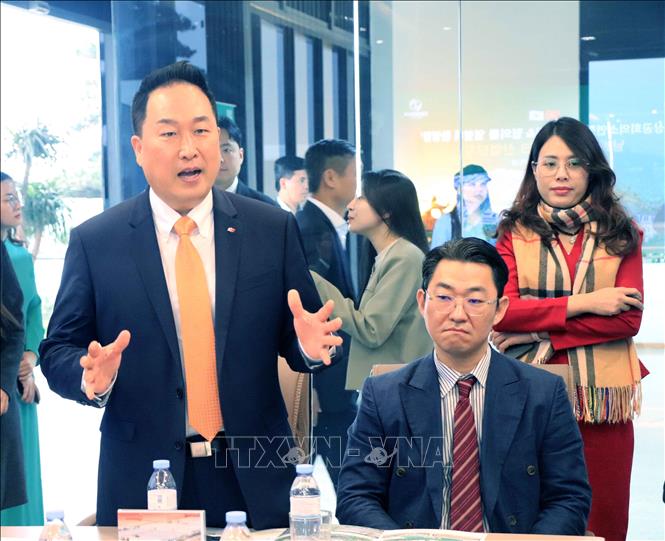 Đại diện Phòng Thương mại và Công nghiệp tỉnh Gyeonggi (Hàn Quốc) phát biểu tại buổi làm việc. Ảnh: Nguyễn Thảo – TTXVN