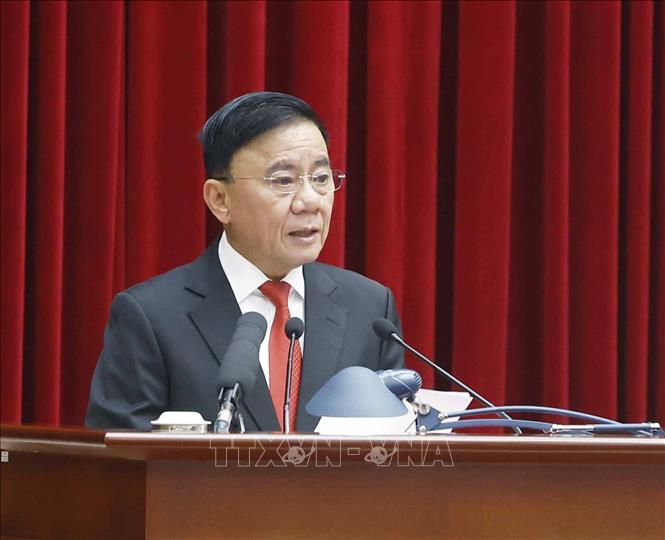 Đồng chí Trần Cẩm Tú, Uỷ viên Bộ Chính trị, Thường trực Ban Bí thư báo cáo nhanh kết quả Đại hội XIV của Đảng. Ảnh: Thống Nhất – TTXVN