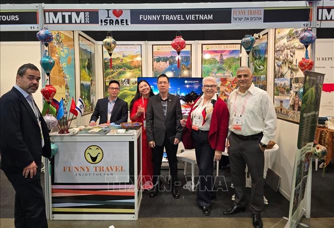 Tham tán Thương mại Việt Nam tại Israel Lê Thái Hòa tại một gian trưng bày của doanh nghiệp du lịch Việt Nam. Ảnh: Thanh Bình - PV TTXVN tại Israel