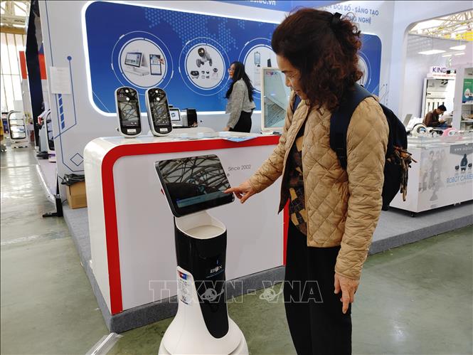 Người dân trải nghiệm robot lễ tân tại Hội chợ quốc gia Mùa Xuân 2026. Ảnh: Nguyễn Thắng-TTXVN