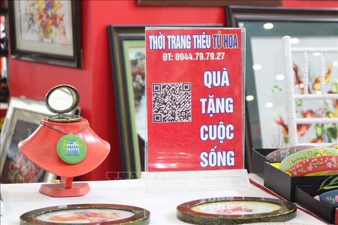 Mã QR giới thiệu thông tin sản phẩm tại Hội chợ. Ảnh: Nguyễn Thắng-TTXVN