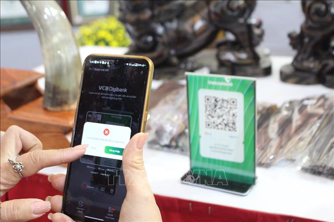 Việc thanh toán không dùng tiền mặt phổ biến tại Hội chợ. Ảnh: Nguyễn Cúc-TTXVN