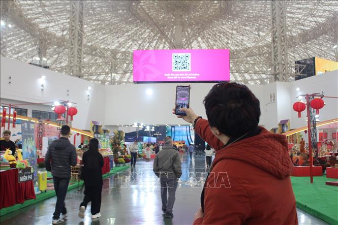 Người dân dễ dàng tra cứu thông tin sơ đồ Hội chợ qua mã QR hiển thị trên màn hình. Ảnh: Nguyễn Thắng-TTXVN