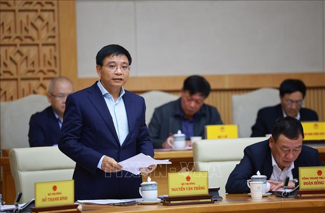 Bộ trưởng Bộ Tài chính Nguyễn Văn Thắng báo cáo tình hình kinh tế-xã hội và tình hình giải ngân vốn đầu tư công. Ảnh: Dương Giang-TTXVN