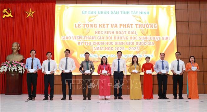 Tuyên dương các cán bộ, giáo viên có đóng góp quan trọng trong công tác bồi dưỡng học sinh giỏi quốc gia cấp THPT năm học 2025 – 2026. Ảnh: Đức Hạnh - TTXVN