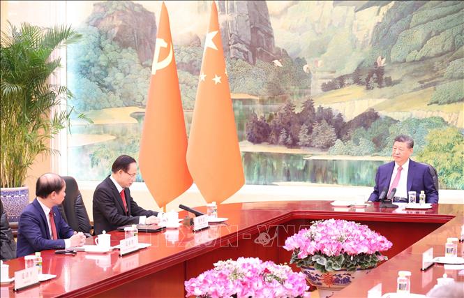 Bộ trưởng Bộ Ngoại giao Lê Hoài Trung, Đặc phái viên của Tổng Bí thư Tô Lâm thông báo kết quả của Đại hội XIV Đảng Cộng sản Việt Nam tới Tổng Bí thư, Chủ tịch Trung Quốc Tập Cận Bình. Ảnh: Công Tuyên-PV TTXVN tại Trung Quốc