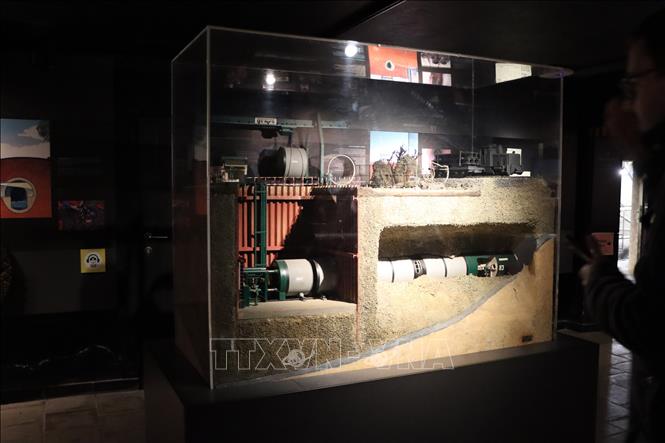 Mô hình miêu tả việc lắp đặt các đường ống cống ngầm. Ảnh: Hương Giang - PV TTXVN tại Bỉ