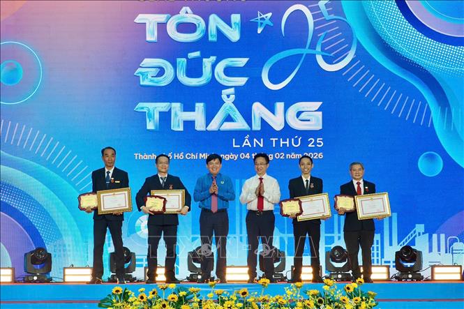 Ông Nguyễn Mạnh Cường, Phó Chủ tịch UBND TP. Hồ Chí Minh và Chủ tịch LĐLĐ TP. Hồ Chí Minh Bùi Thanh Nhân trao Bằng khen và biểu trựng cho các điển hình tiêu biểu được tuyên dương Giải thưởng Tôn Đức Thắng lần thứ 25 năm 2025. Ảnh: TTXVN phát
