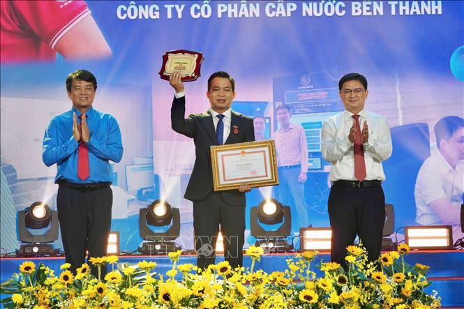 Lãnh đạo Báo Sài Gòn Giải Phóng và TP. Hồ Chí Minh trao bằng khen và biểu trựng cho các điển hình tiêu biểu được tuyên dương Giải thưởng Tôn Đức Thắng lần thứ 25 năm 2025. Ảnh: TTXVN phát