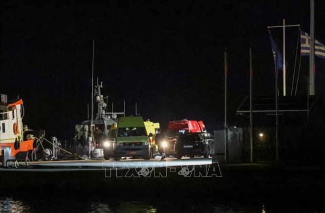 Lực lượng phản ứng khẩn cấp Hy Lạp được triển khai tại hiện trường vụ va chạm giữa tàu tuần tra và thuyền chở người di cư ở ngoài khơi đảo Chios, Hy Lạp, tối 3/2/2026. Ảnh: REUTERS/TTXVN