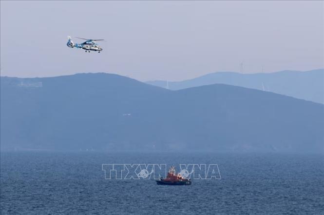 Tàu của lực lượng phòng vệ bờ biển Hy Lạp được triển khai tại hiện trường vụ va chạm giữa tàu tuần tra và thuyền chở người di cư ở ngoài khơi đảo Chios (Hy Lạp), ngày 4/2/2026. Ảnh: REUTERS/TTXVN 