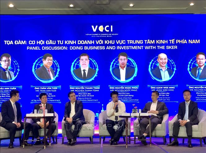 Đại diện các địa phương và doanh nghiệp tham dự phiên tọa đàm tại Diễn đàn. Ảnh: Mỹ Phương – TTXVN.