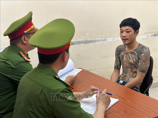 Các đối tượng được đưa về trụ sở Công an phục vụ công tác điều tra làm rõ. Ảnh: TTXVN phát