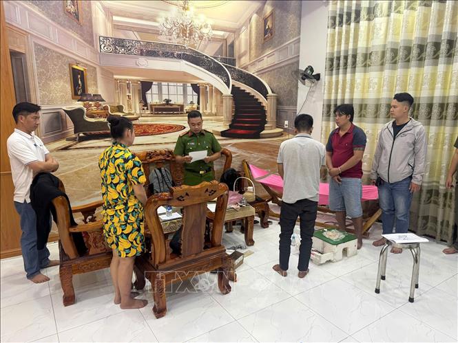 Các đối tượng được đưa về trụ sở Công an phục vụ công tác điều tra làm rõ. Ảnh: TTXVN phát