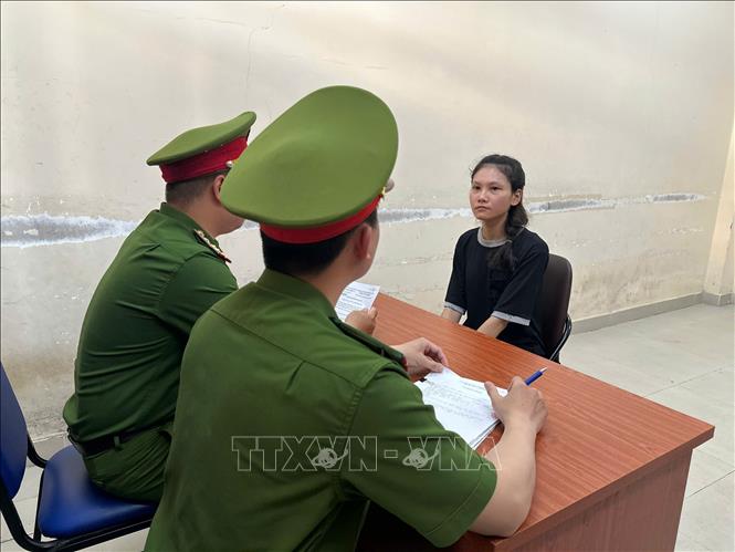 Các đối tượng được đưa về trụ sở Công an phục vụ công tác điều tra làm rõ. Ảnh: TTXVN phát