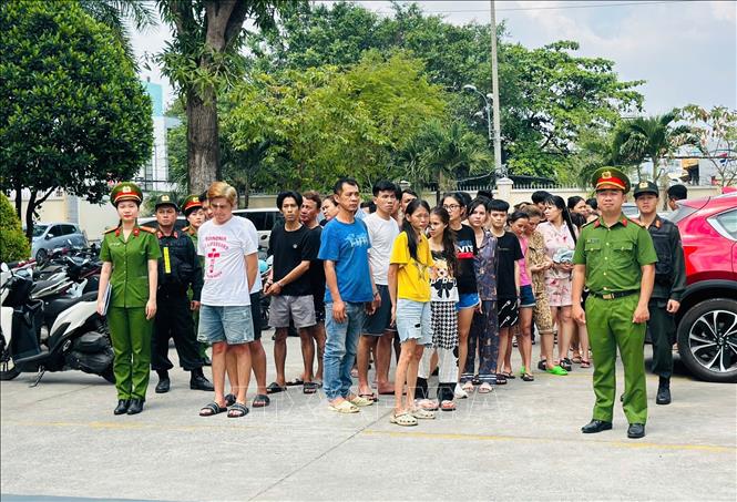 Các đối tượng được đưa về trụ sở Công an phục vụ công tác điều tra làm rõ. Ảnh: TTXVN phát