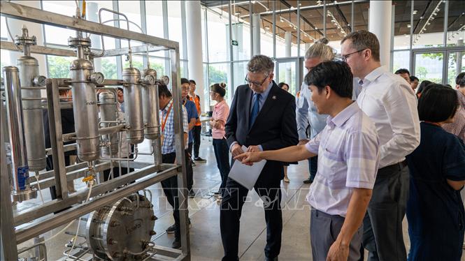  Chủ tịch Tổ chức Hợp tác Quốc tế Đức (GIZ), đã dẫn đầu phái đoàn cấp cao đến thăm và làm việc với Trường Đại học Việt Đức. Ảnh: Huyền Trang - TTXVN 