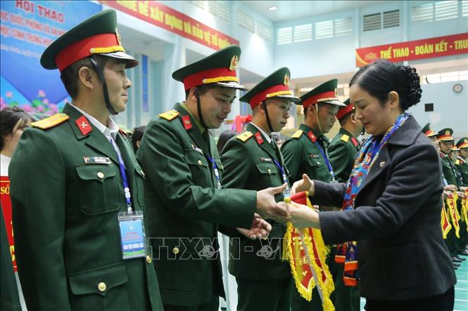 Các đơn vị nhận cờ lưu niệm của Hội thao. Ảnh: Anh Tuấn – TTXVN