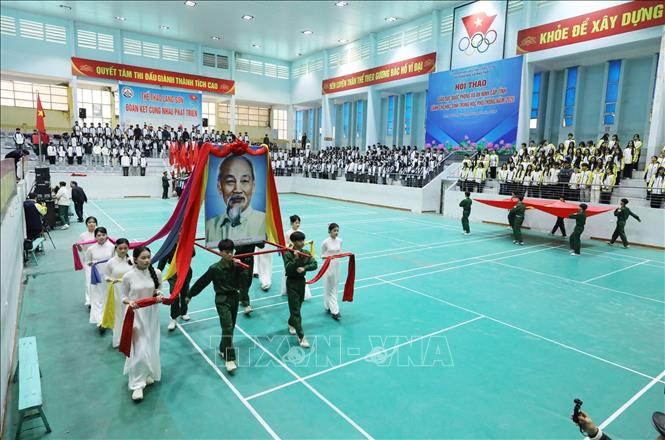 Rước ảnh Bác Hồ trong khai mạc Hội thao Giáo dục quốc phòng và an ninh cấp tỉnh dành cho học sinh THPT năm 2026. Ảnh: Anh Tuấn – TTXVN