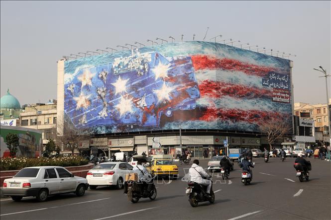 Các phương tiện di chuyển trên đường phố ở Tehran, Iran. Ảnh: THX/TTXVN