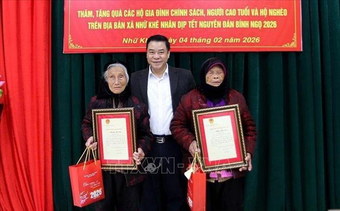 Phó Chủ tịch UBND tỉnh Tuyên Quang Hoàng Gia Long tặng quà Tết cho hộ nghèo, gia đình chính sách ở xã Nhữ Kê. Ảnh: TTXVN phát