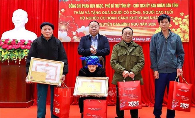 Chủ tịch UBND tỉnh Tuyên Quang Phan Huy Ngọc tặng quà Tết cho hộ nghèo, gia đình chính sách ở xã Phú Linh. Ảnh: TTXVN phát