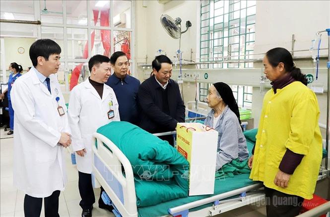 Bí thư Tỉnh ủy Tuyên Quang Hầu A Lềnh thăm, chúc Tết, tặng quà cán bộ, chiến sĩ Ban Chỉ huy Bộ đội Biên phòng tỉnh Tuyên Quang. Ảnh: TTXVN phát