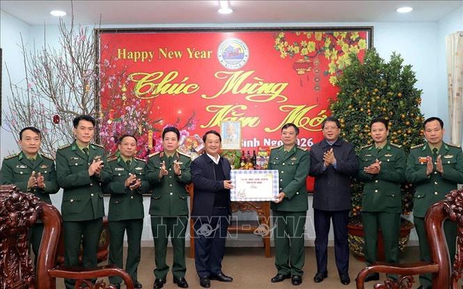 Bí thư Tỉnh ủy Tuyên Quang Hầu A Lềnh thăm, chúc Tết, tặng quà cán bộ, chiến sĩ Ban Chỉ huy Bộ đội Biên phòng tỉnh Tuyên Quang. Ảnh: TTXVN phát