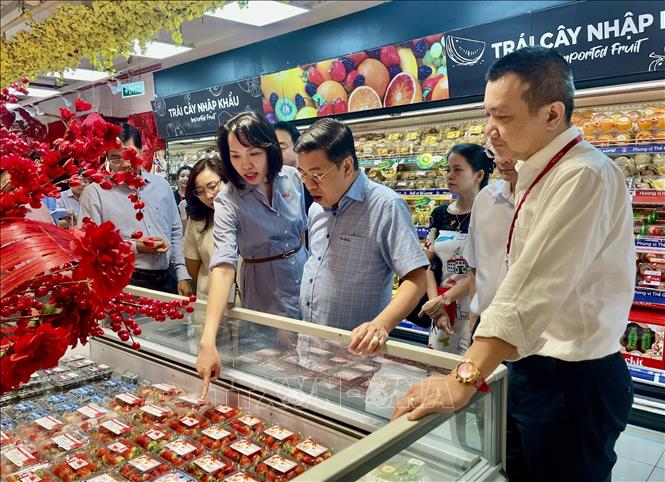 Sản phẩm dâu Mộc Châu được bày bán nổi bật tại siêu thị Tops Market Thảo Điền, TP. Hồ Chí Minh. Ảnh: Hương Giang - TTXVN