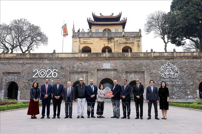 Speaker of the Jordanian House of Representatives Mazen Turki El Qadi visits the Thang Long Imperial Citadel. VNA Photo: Tuấn Anh