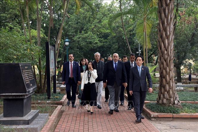 Speaker of the Jordanian House of Representatives Mazen Turki El Qadi visits the Thang Long Imperial Citadel. VNA Photo: Tuấn Anh