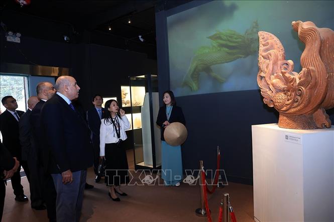 Speaker of the Jordanian House of Representatives Mazen Turki El Qadi visits the Thang Long Imperial Citadel. VNA Photo: Tuấn Anh