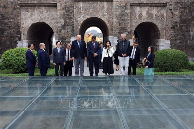 Speaker of the Jordanian House of Representatives Mazen Turki El Qadi visits the Thang Long Imperial Citadel. VNA Photo: Tuấn Anh