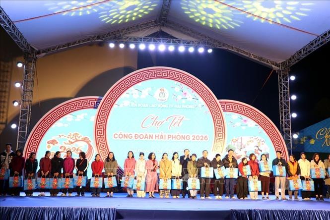 Trao quà của Liên đoàn Lao động thành phố Hải Phòng và Ủy ban nhân dân thành phố Hải Phòng cho các đoàn viên, người lao động có hoàn cảnh khó khăn. Ảnh: Mạnh Minh - TTXVN