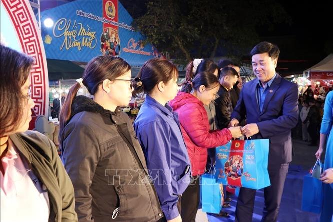 Lãnh đạo Liên đoàn Lao động thành phố Hải Phòng trao quà cho đoàn viên, người lao động có hoàn cảnh khó khăn. Ảnh: Mạnh Minh - TTXVN