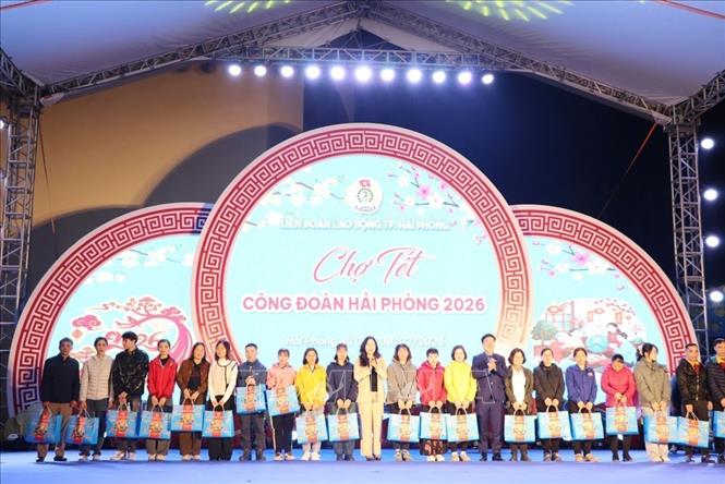 Trao quà của Liên đoàn Lao động thành phố Hải Phòng và Ủy ban nhân dân thành phố Hải Phòng cho các đoàn viên, người lao động có hoàn cảnh khó khăn. Ảnh: Mạnh Minh - TTXVN
