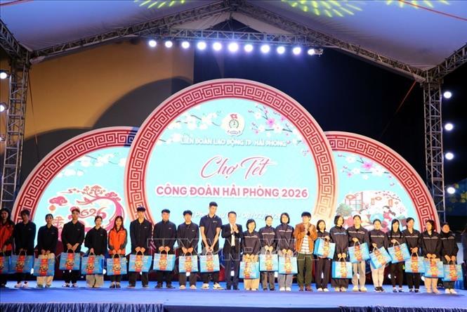 Trao quà của Liên đoàn Lao động thành phố Hải Phòng và Ủy ban nhân dân thành phố Hải Phòng cho các đoàn viên, người lao động có hoàn cảnh khó khăn. Ảnh: Mạnh Minh - TTXVN