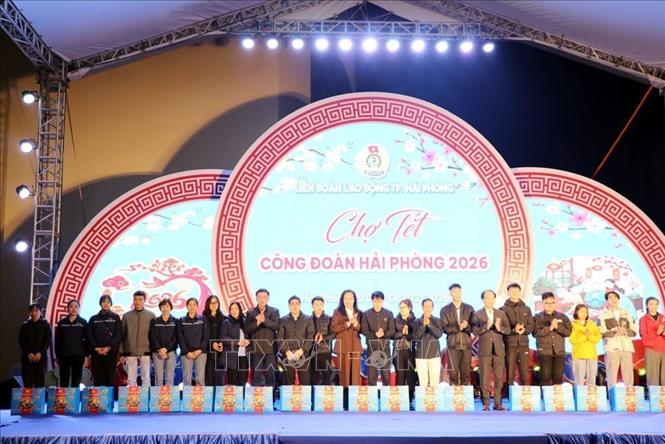 Trao quà của Liên đoàn Lao động thành phố Hải Phòng và Ủy ban nhân dân thành phố Hải Phòng cho các đoàn viên, người lao động có hoàn cảnh khó khăn. Ảnh: Mạnh Minh - TTXVN