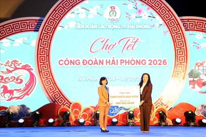Phó Chủ tịch Liên đoàn Lao động thành phố Hải Phòng Nguyễn Thị Lan Anh trao 2000 phiếu mua hàng tại Chợ Tết Công đoàn cho Công đoàn Khu công nghiệp để phát cho đoàn viên người lao động thành phố Hải Phòng. Mạnh Minh - TTXVN