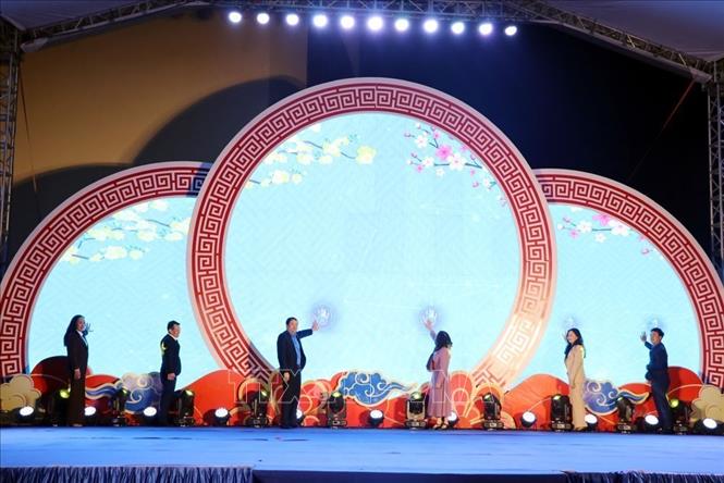 Đại biểu lãnh đạo bấm nút khai trương chợ Tết công đoàn Hải Phòng năm 2026 đợt 2. Ảnh: Mạnh Minh - TTXVN