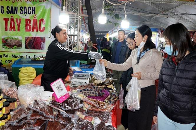 Người lao động tham quan và mua sắm tại chợ Tết Công đoàn Hải Phòng 2026. Ảnh: Mạnh Minh - TTXVN