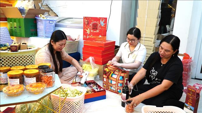 Hàng trăm sản phẩm OCOP ở An Giang được đưa vào giỏ quà Tết phục vụ nhu cầu khách hàng dịp Tết Bính Ngọ 2026. Ảnh: Văn Sĩ - TTXVN