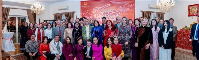 Đại sứ Phạm Thị Thu Hương và các đại diện tham dự chương trình Xuân Quê hương Bính Ngọ 2026. Ảnh: TTXVN phát  